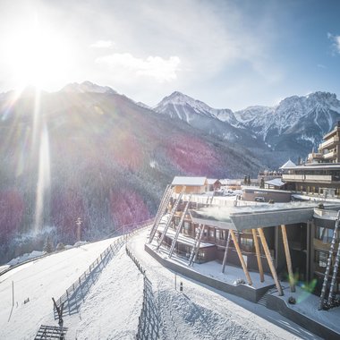 Vacanza a Plan de Corones: un’avventura Hotel di montagna innevato e soleggiato nelle Alpi con vista sulle cime