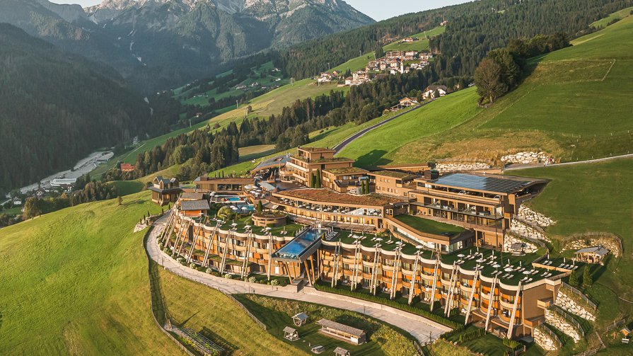 Scoprite le novità Hotel di lusso sulle verdi montagne alpine con vista sulle vette