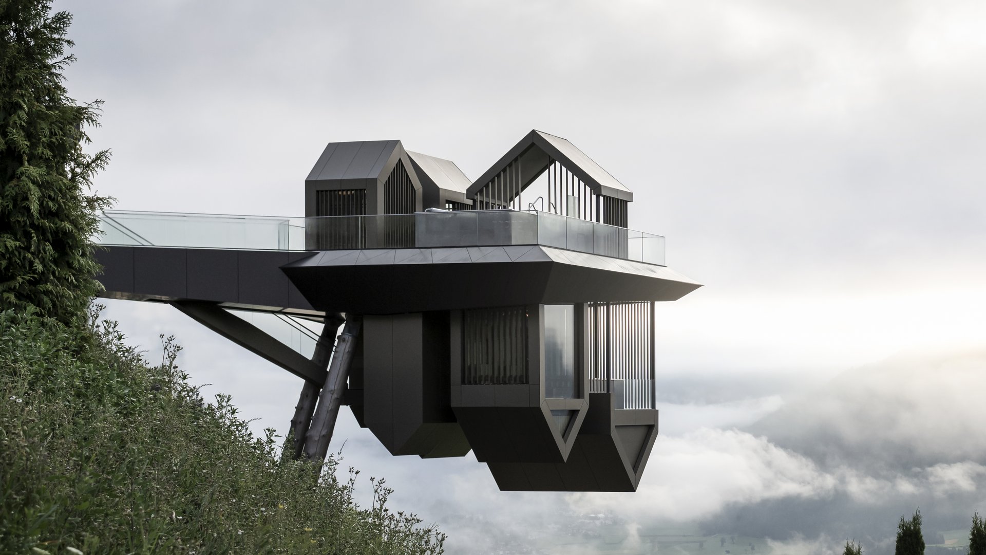 Unser Sky Pool in Südtirol, ein Prachtexemplar Moderne Aussichtplattform auf Stelzen über Blick auf nebliges Tal und Berge