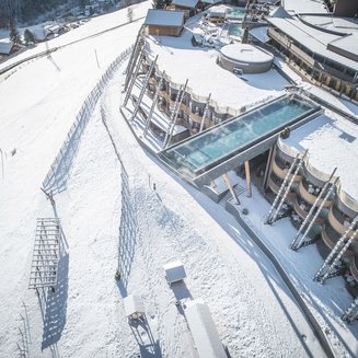 Hotel in Val Pusteria con spa per il vostro relax Piscina esterna in un hotel innevato in montagna