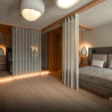 Novità emozionanti vi aspettano Camera da letto moderna con letto grigio, tende e luci soffuse