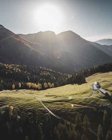 Aktuelle News und Geschichten aus Olang Sonnenlicht über einer grünen Alm in den Bergen mit einem kleinen Haus