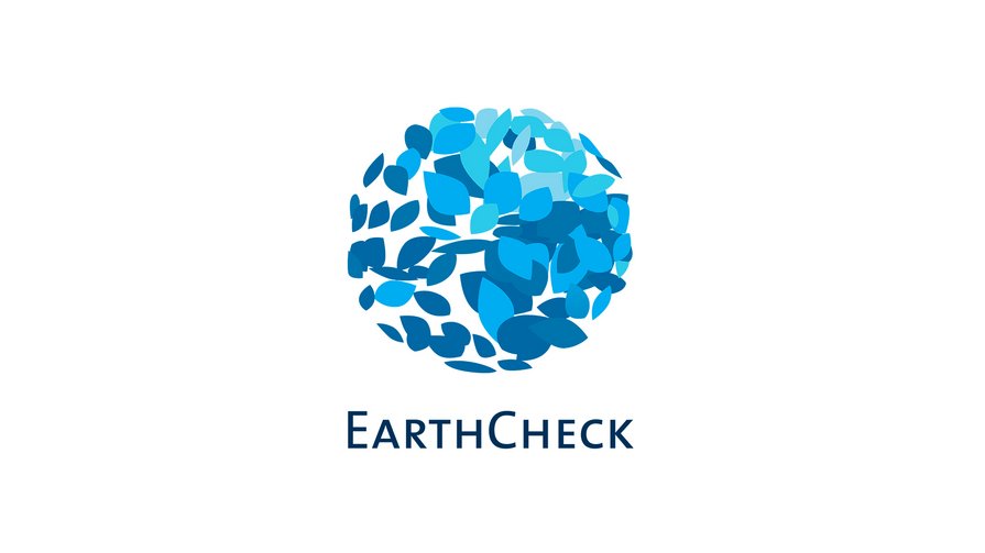 EarthCheck Zertifizierung bestätigt Engagement für Umwelt und Gemeinschaft Blaues Erdkugel-Logo mit Blättern und Text EarthCheck