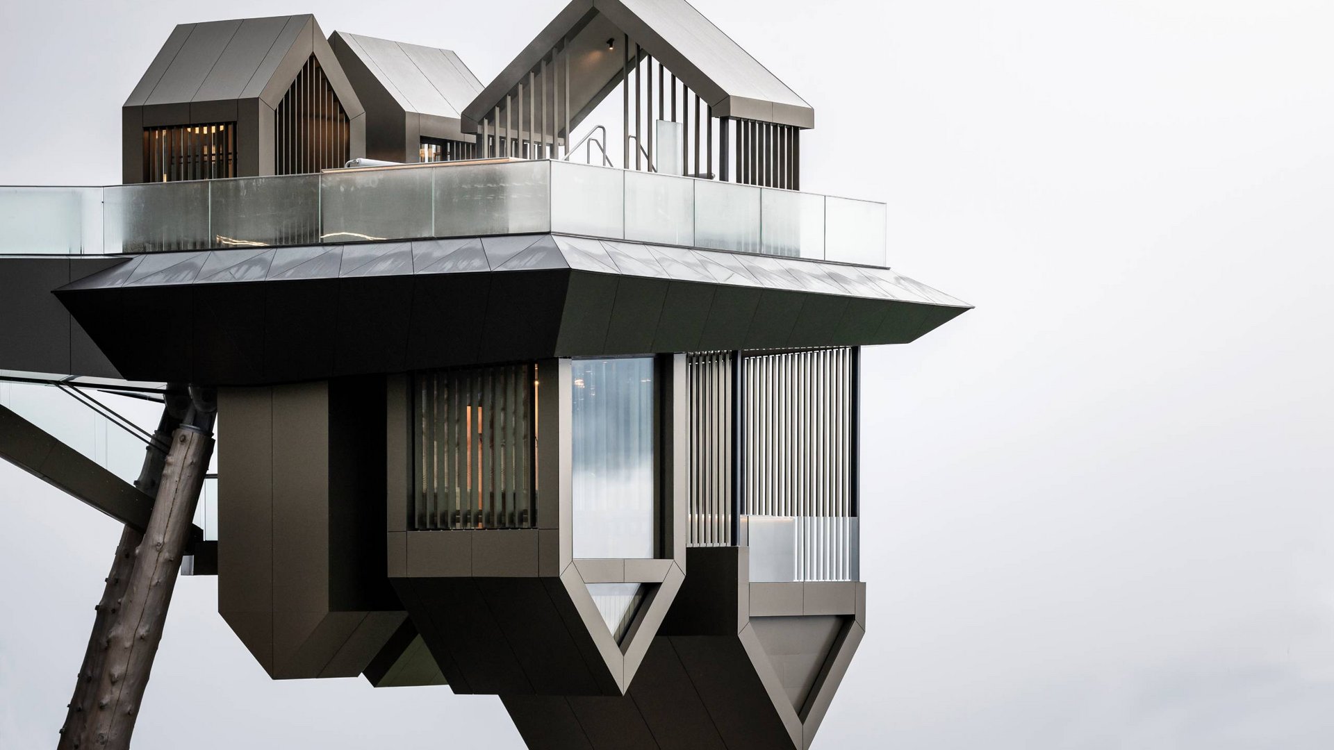 Highlights all'Hubertus Architettura futuristica moderna con elementi metallici e vetro su cielo grigio