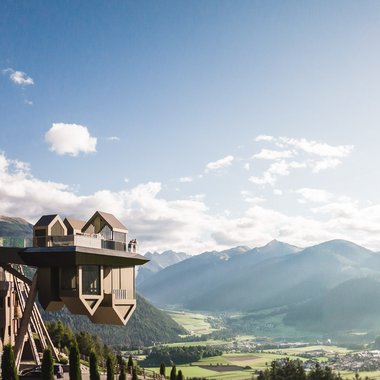 Awards & Press Alloggio moderno con balcone su valle montana e cielo soleggiato