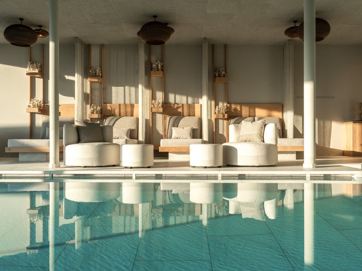 Hotel in Val Pusteria con spa per il vostro relax Salotto luminoso con piscina e comodi posti a sedere dal design moderno
