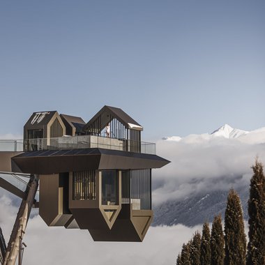 Press & Awards Punto panoramico moderno sopra le nuvole con vista sulle montagne