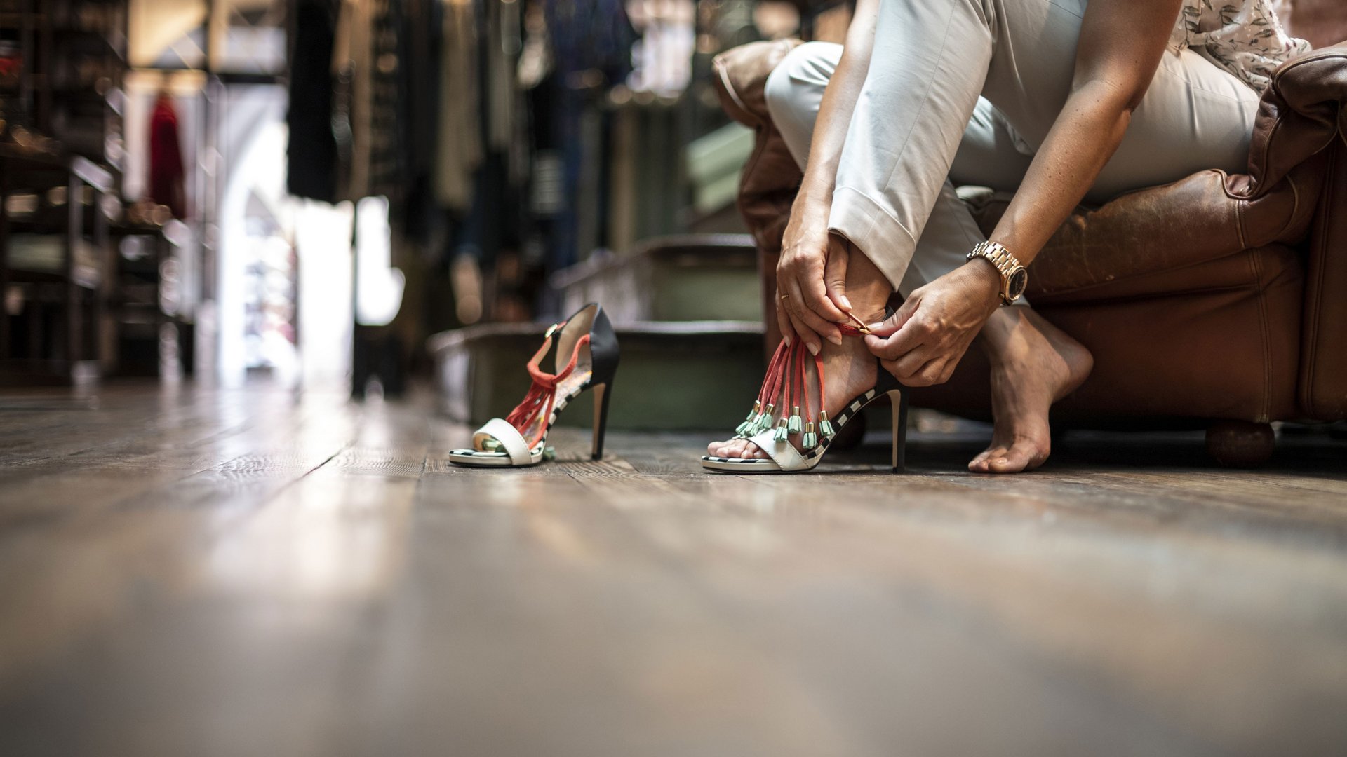 Shopping a Brunico e molto altro ancora Donna seduta che indossa eleganti scarpe con tacco alto