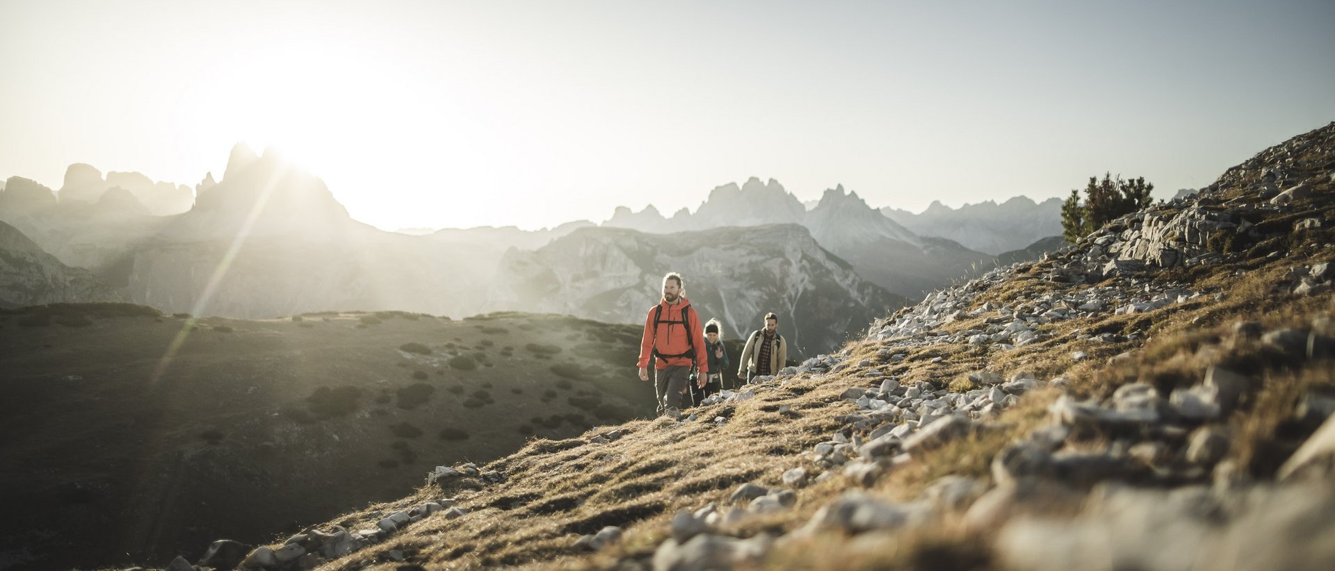 Vacanza a Plan de Corones: un’avventura Tre escursionisti salgono in montagna all'alba