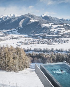 Our hotel vouchers: South Tyrol in gift size Swimming pool with mountain view in winter with snowy landscape