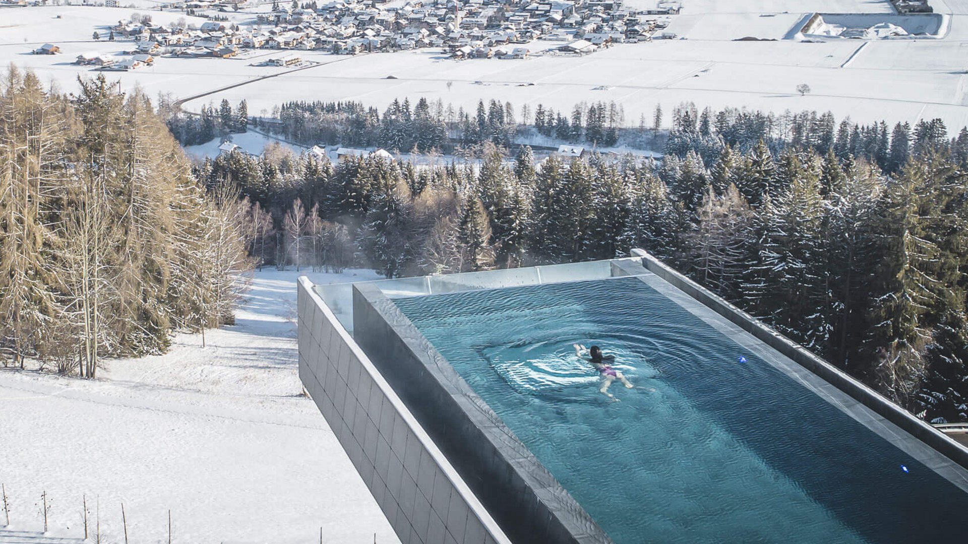 Il nostro hotel con infinity pool in Alto Adige: una meraviglia Piscina con vista sulle montagne in inverno con paesaggio innevato