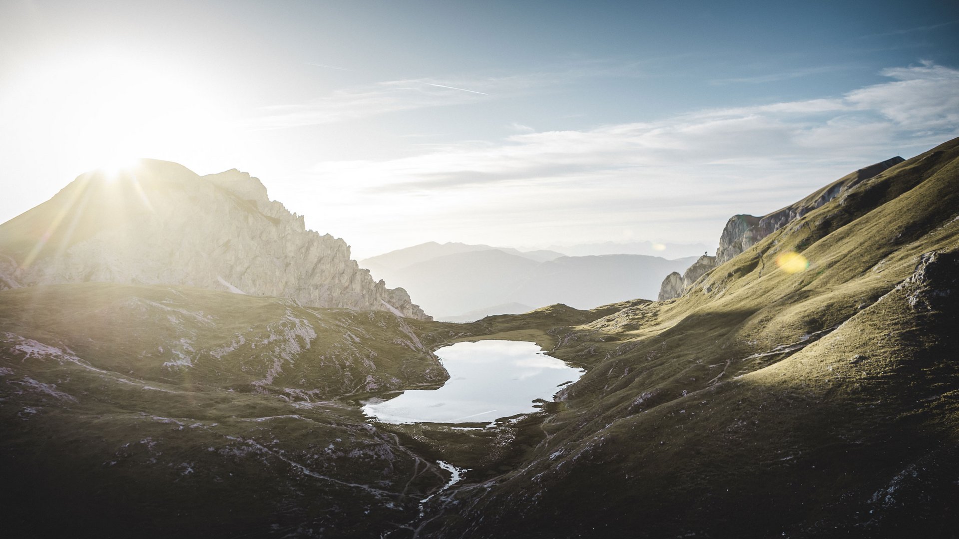 Vacanza a Plan de Corones: un’avventura Alba sopra un lago di montagna in una valle alpina