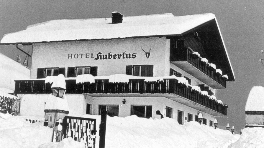 ... vom Gasthaus zum Aktiv- und Wellnesshotel Hotel Hubertus im Winter mit dicker Schneeschicht auf Dach und Umgebung