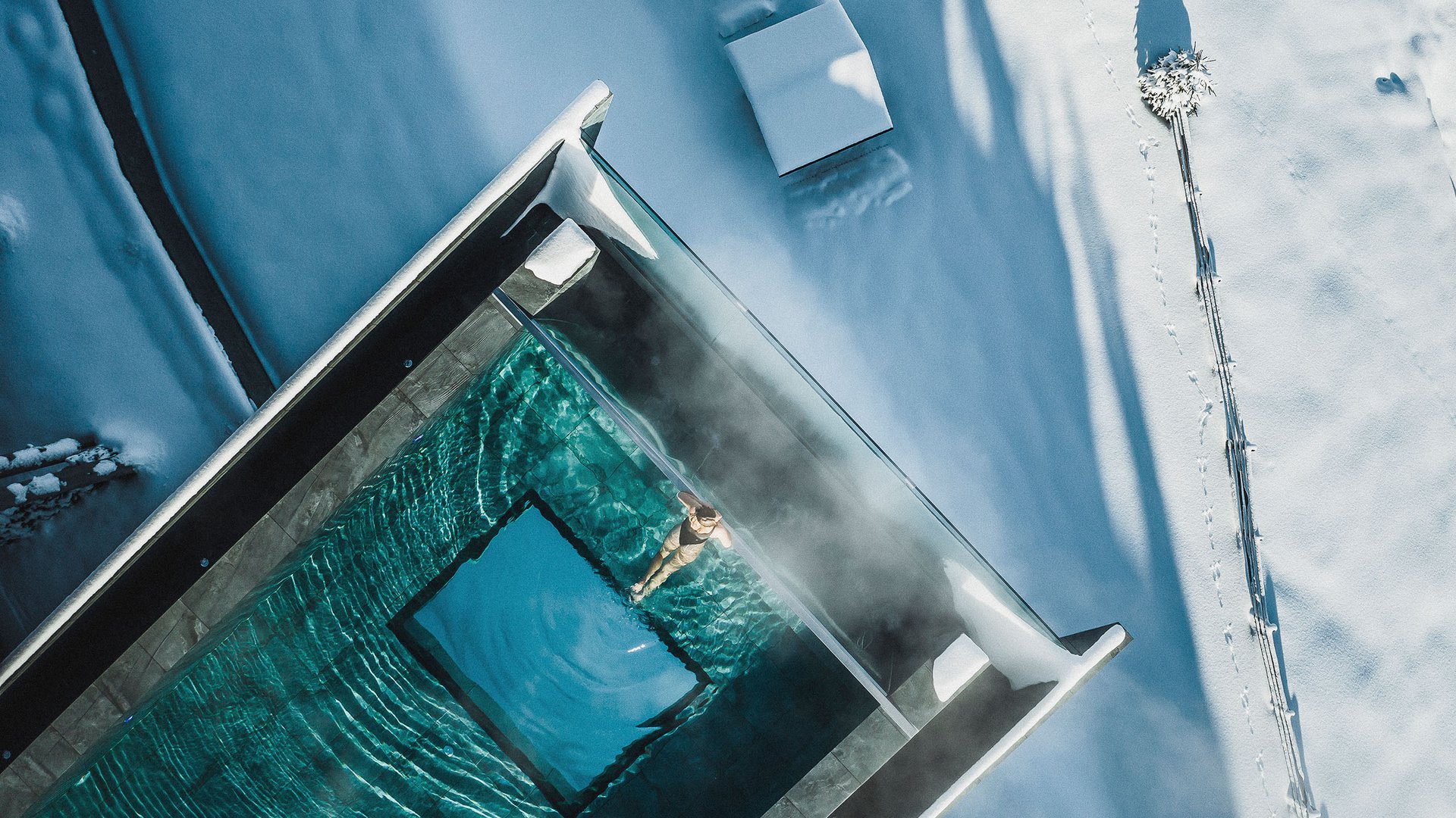 Gesunder Rücken in nur 5 Minuten Person schwimmt in beheiztem Pool umgeben von Schnee und Winterlandschaft
