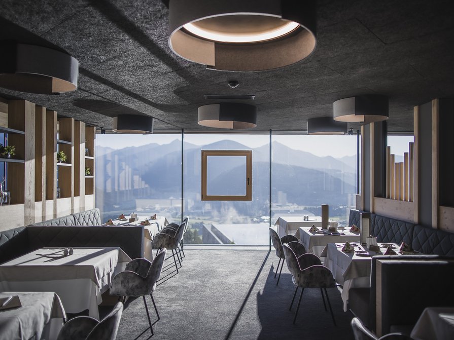 Unser Hotel in Olang zwischen Himmel und Erde Modernes Restaurant mit Blick auf Berge durch große Fenster