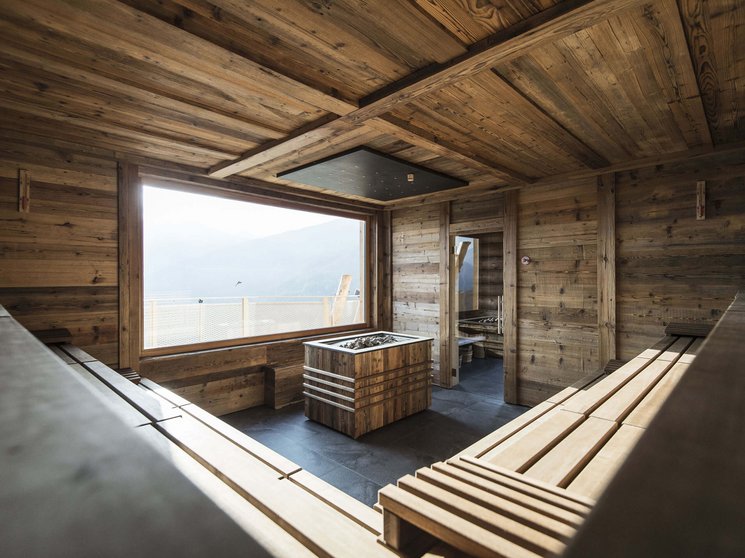 Shopping a Brunico e molto altro ancora Sauna moderna con ampia finestra e vista sulle montagne