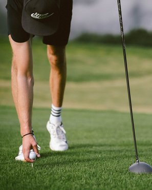 Golf Club Pustertal - Il tuo campo di golf a Plan de Corones Golfista posiziona la pallina da golf sul tee sull'erba