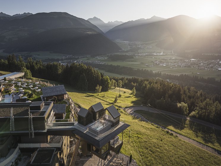 Heaven & Hell, unser neues Highlight Bergpanorama mit modernem Gebäude und aufgehender Sonne im Tal