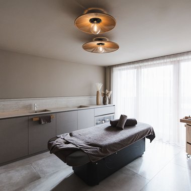 Novità emozionanti vi aspettano Stanza massaggi moderna con lettino e illuminazione soffusa