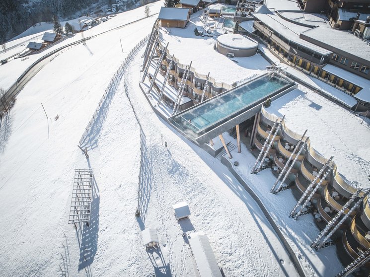 Unser Hotelgutschein: Südtirol im Geschenkformat Beheizter Außenpool an einem verschneiten Bergresort