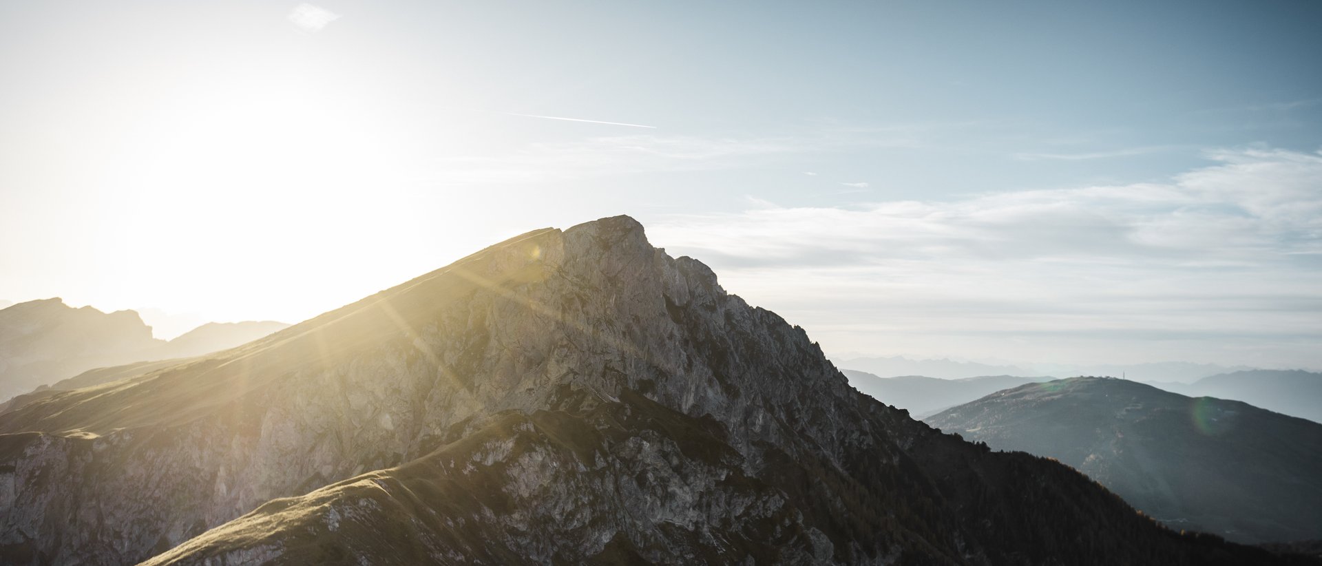 Vacanza a Plan de Corones: un’avventura Alba sopra cime rocciose di montagna con cielo azzurro