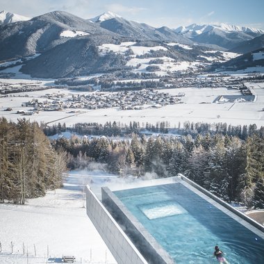Press & Awards Piscina riscaldata con montagne e bosco innevati sullo sfondo