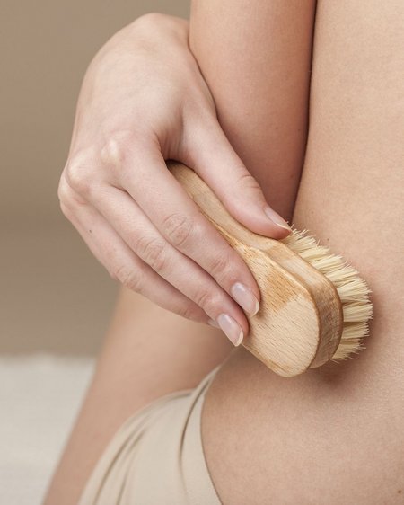 Il nostro hotel a Valdaora tra cielo e terra Mano con spazzola a secco che esfolia la pelle