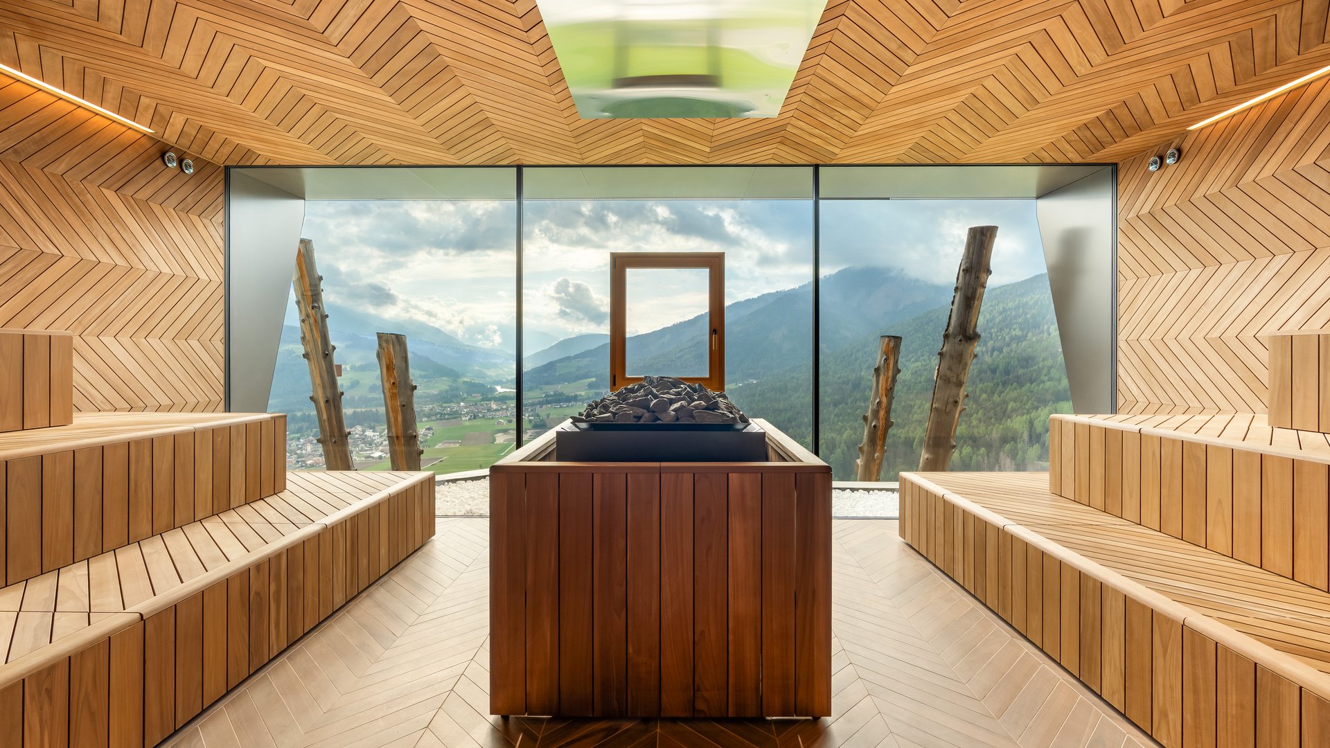 Our sauna, Plan de Corones/Kronplatz in full view Modern wooden sauna with panoramic window and mountain view
