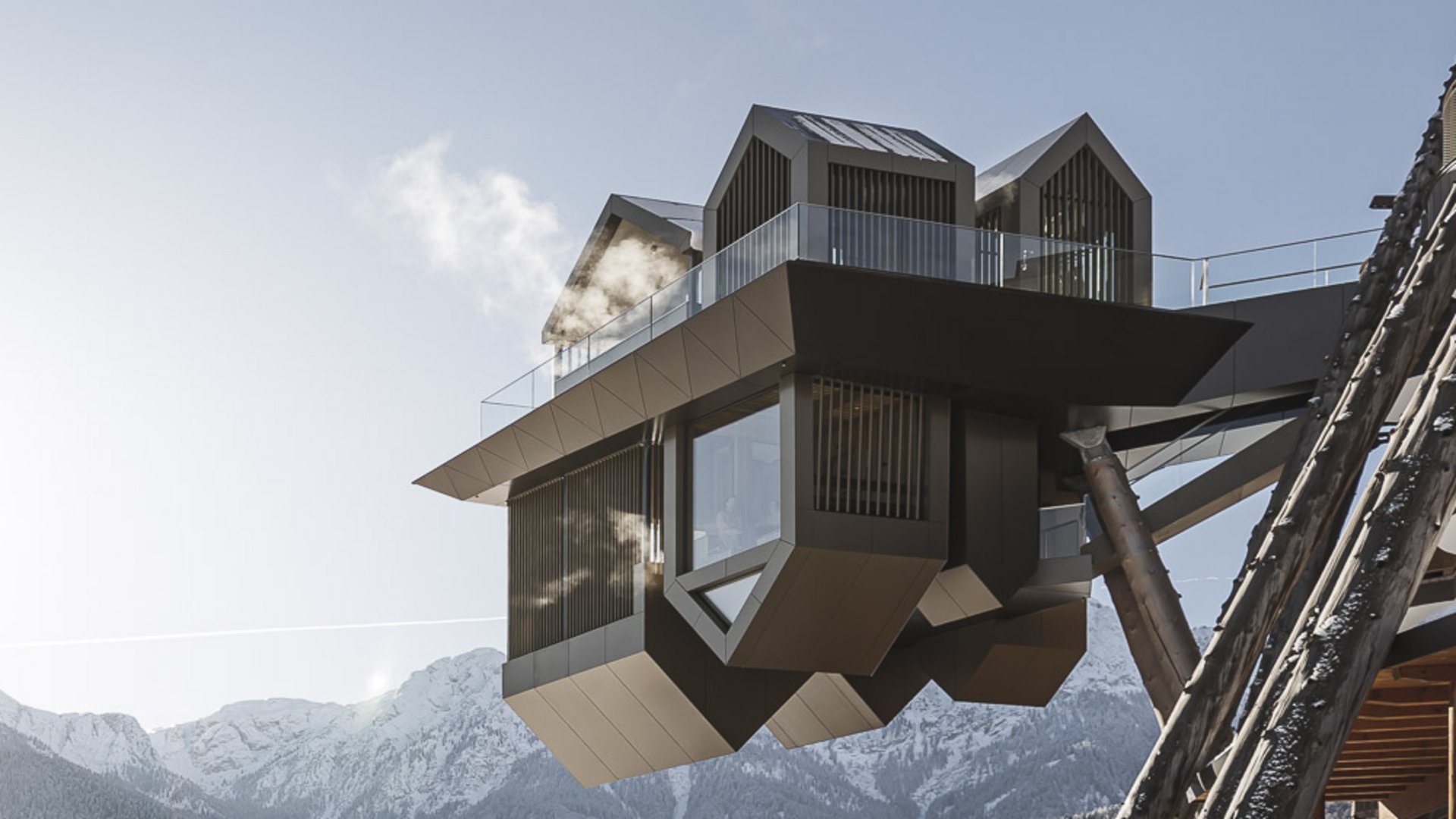 Unser Sky Pool in Südtirol, ein Prachtexemplar Moderner Balkon mit Aussicht auf schneebedeckte Berge und Sonnenlicht