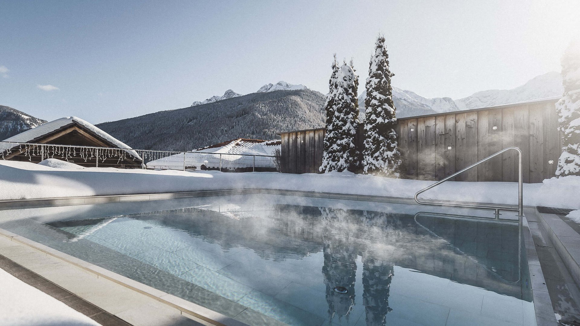 Unser Sky Pool in Südtirol, ein Prachtexemplar Beheizter Außenpool mit verschneiter Landschaft und Bergkulisse im Winter